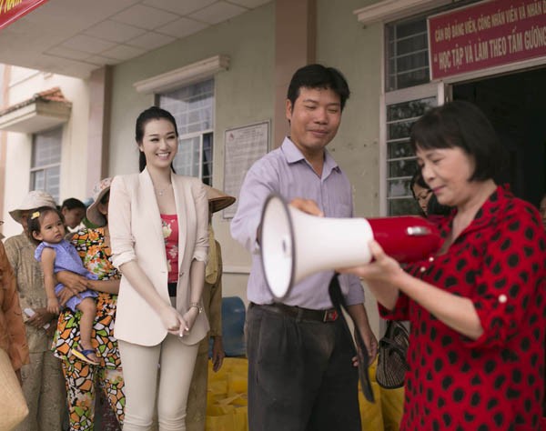 Khánh My trao quà Tết cho người nghèo - ảnh 7